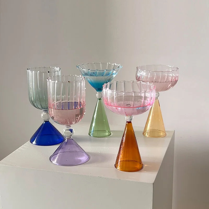 Taças de coquetel criativas em dois tons, verde, azul, âmbar, roxo, colorido, estilo ondulado, martini, mojito, champanhe, margarita, copos de taça