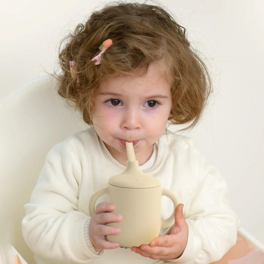 1 peça copo de silicone com duas tampas para bebês, copo portátil sem BPA para armazenamento de lanches, copo de alimentação para crianças aprendendo a beber, coisas de bebê