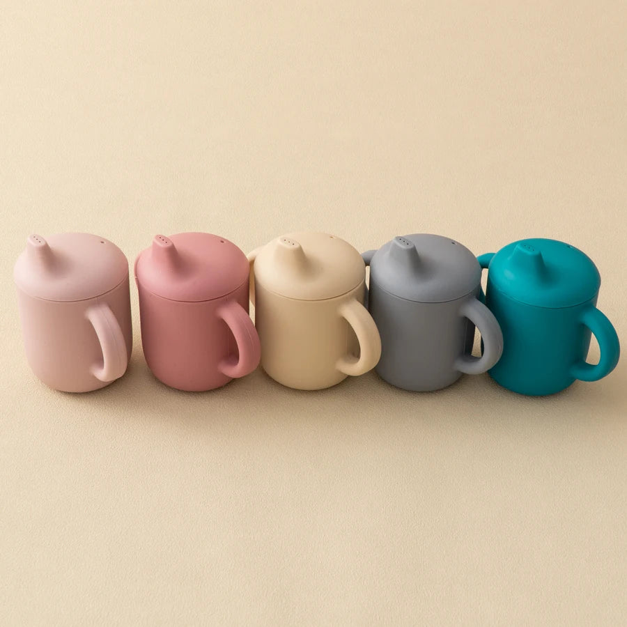 1 peça copo de silicone com duas tampas para bebês, copo portátil sem BPA para armazenamento de lanches, copo de alimentação para crianças aprendendo a beber, coisas de bebê