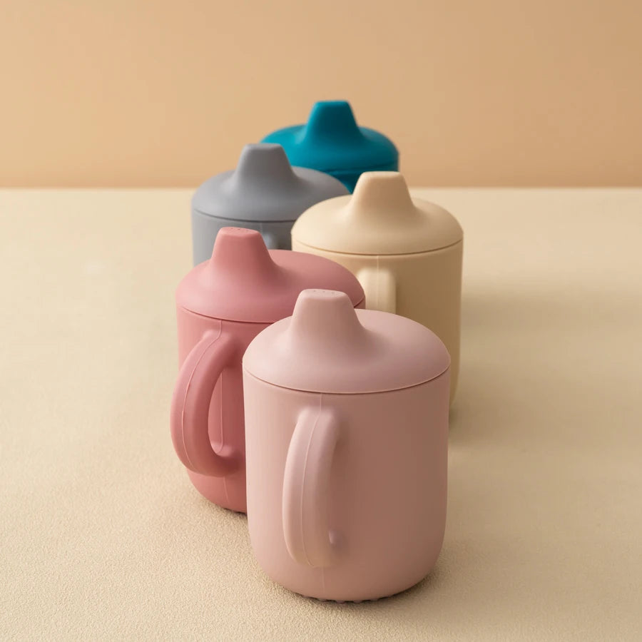 1 peça copo de silicone com duas tampas para bebês, copo portátil sem BPA para armazenamento de lanches, copo de alimentação para crianças aprendendo a beber, coisas de bebê