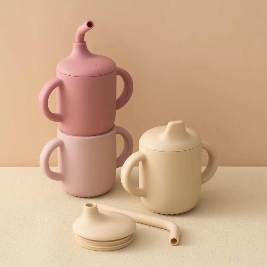 1 peça copo de silicone com duas tampas para bebês, copo portátil sem BPA para armazenamento de lanches, copo de alimentação para crianças aprendendo a beber, coisas de bebê