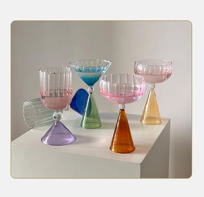 Taças de coquetel criativas em dois tons, verde, azul, âmbar, roxo, colorido, estilo ondulado, martini, mojito, champanhe, margarita, copos de taça