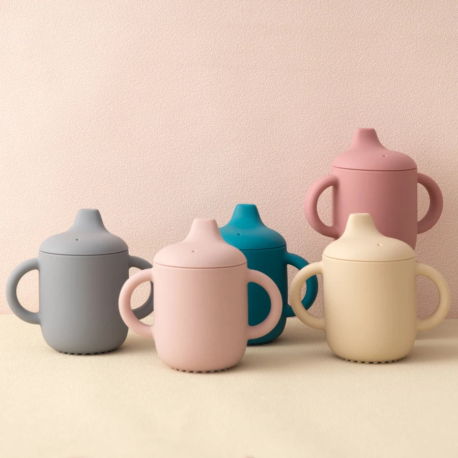 1 peça copo de silicone com duas tampas para bebês, copo portátil sem BPA para armazenamento de lanches, copo de alimentação para crianças aprendendo a beber, coisas de bebê